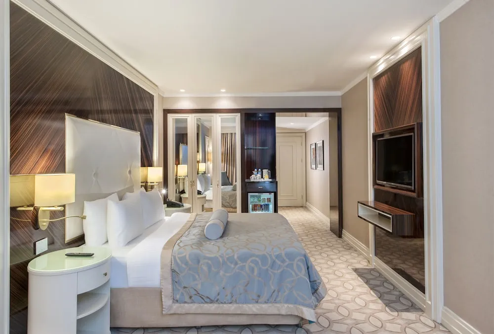 Deluxe Room with Queen Size Bed
