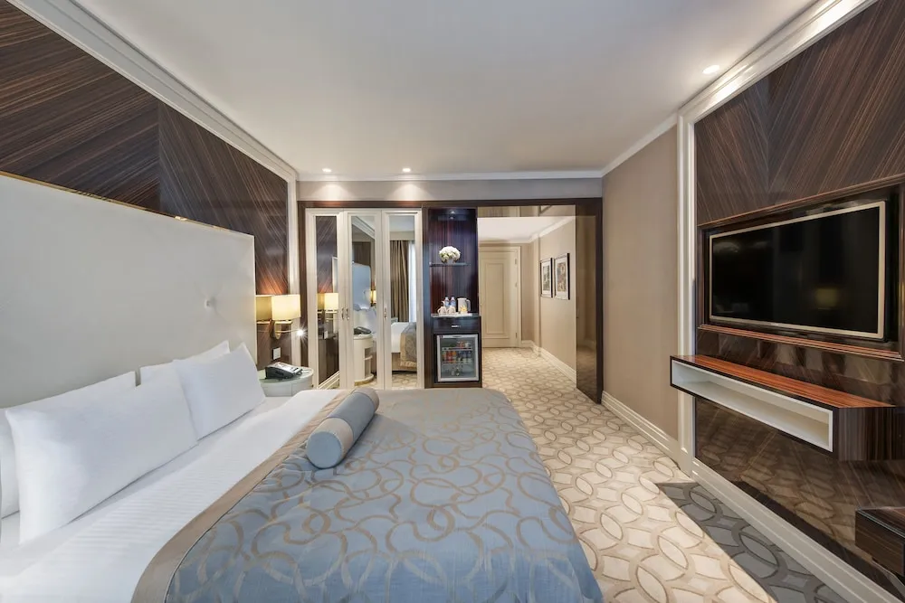 Deluxe Room with Queen Size Bed