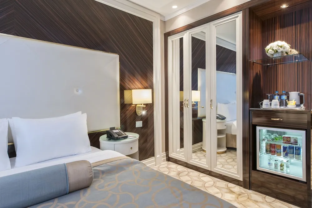 Deluxe Room with Queen Size Bed