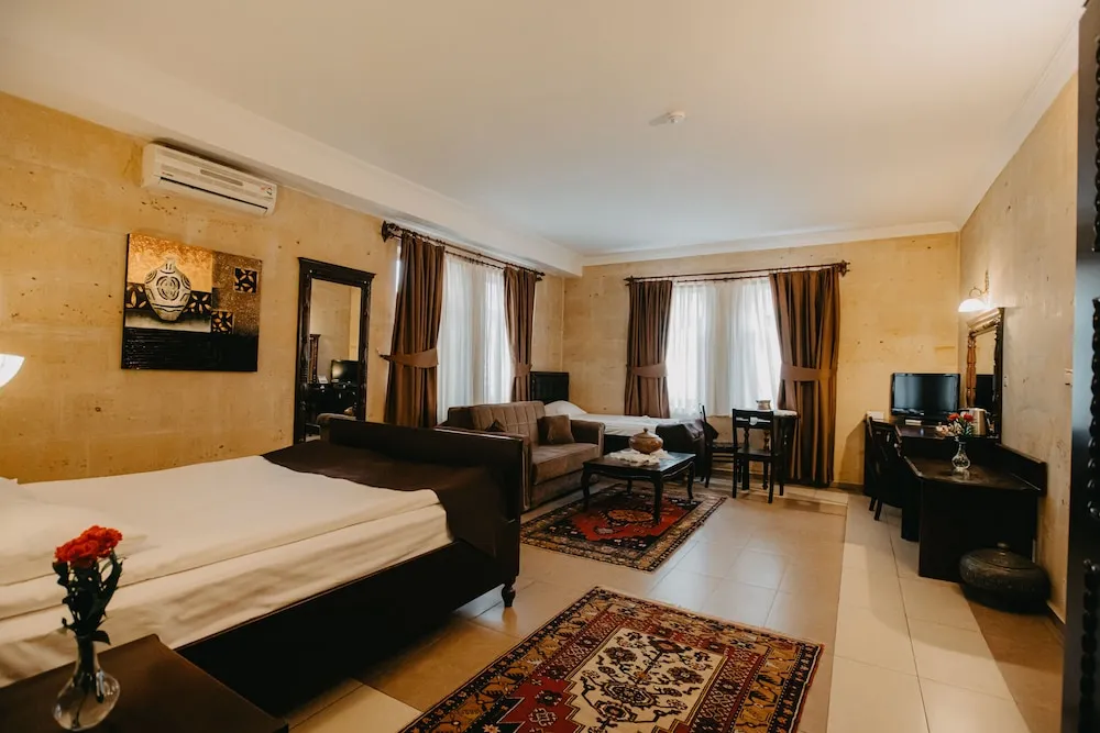 Deluxe Triple Stone Room