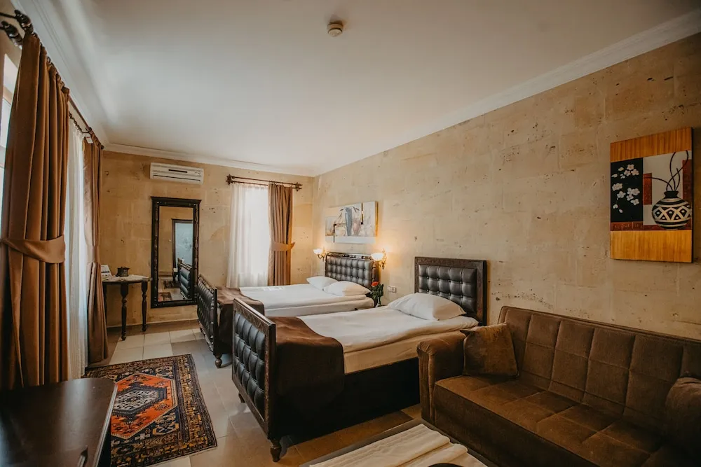 Deluxe Triple Stone Room