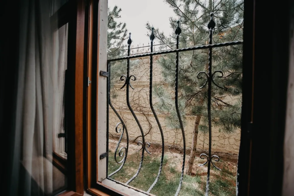 Deluxe Triple Stone Room