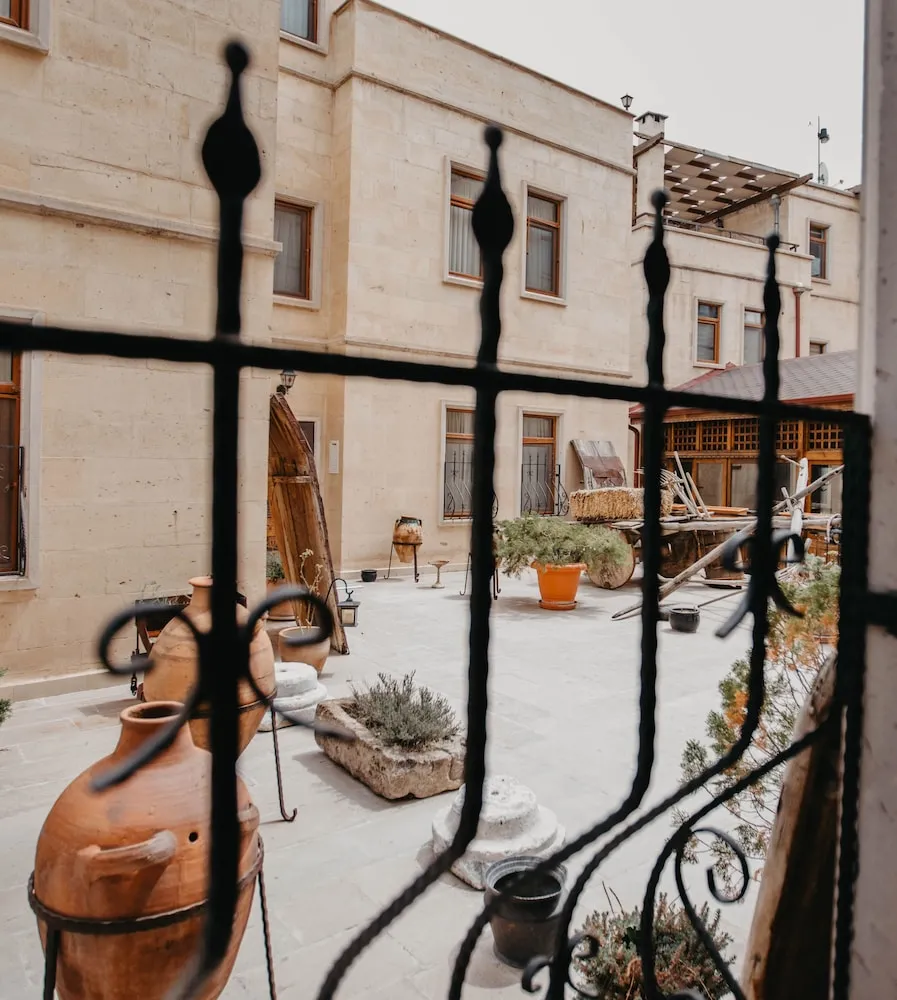 Deluxe Triple Stone Room