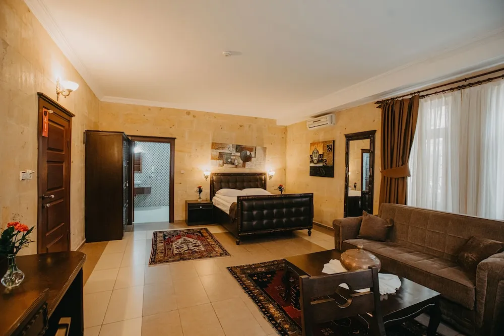 Deluxe Triple Stone Room