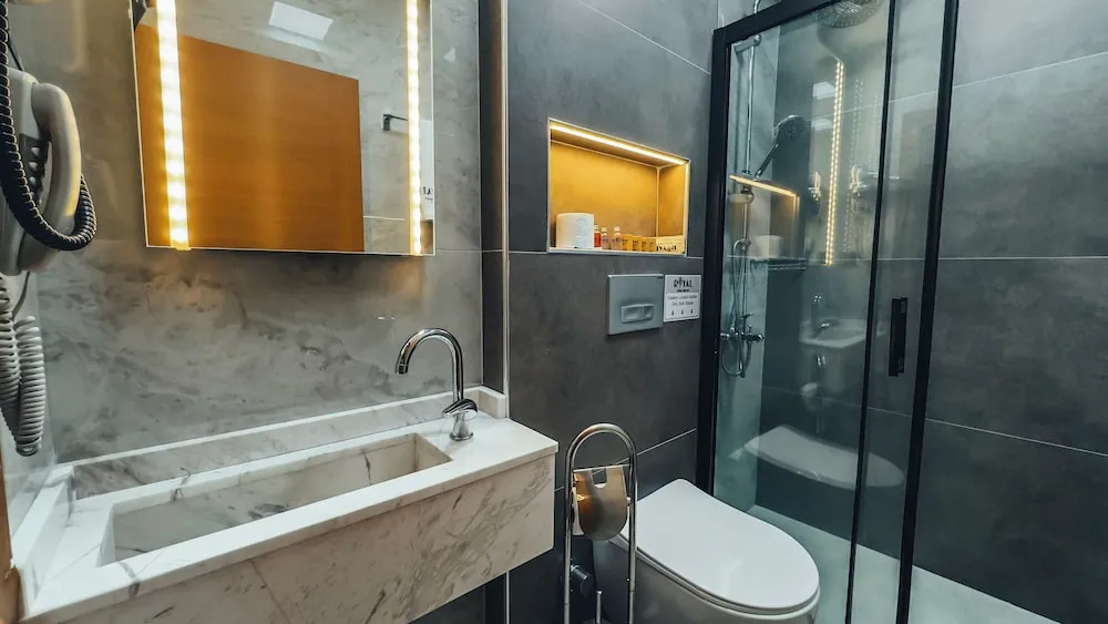 Deluxe Triple Stone Room