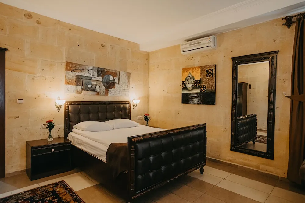 Deluxe Triple Stone Room