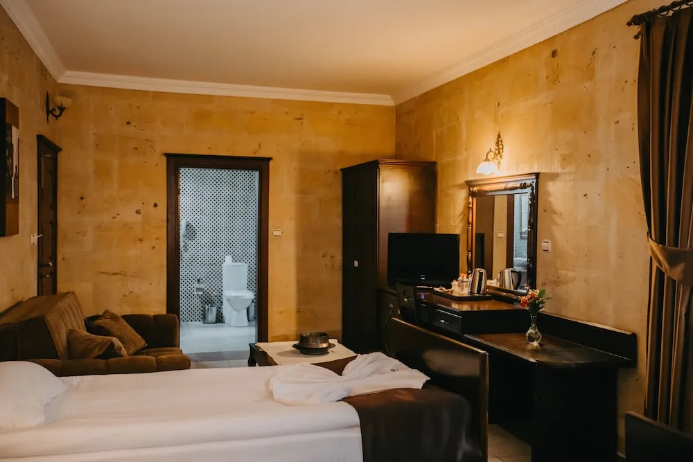 Deluxe Triple Stone Room