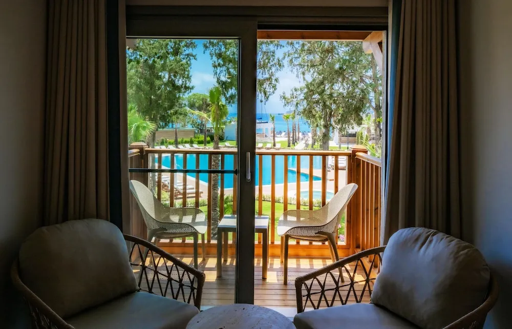 Deluxe Tek Büyük veya İki Ayrı Yataklı Oda, 1 Yatak Odası, Sigara İçilmez, Kısmi Deniz Manzaralı