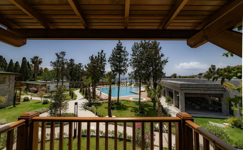 Deluxe Tek Büyük veya İki Ayrı Yataklı Oda, 1 Yatak Odası, Sigara İçilmez, Kısmi Deniz Manzaralı