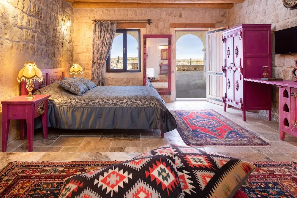 Deluxe Cave Suite