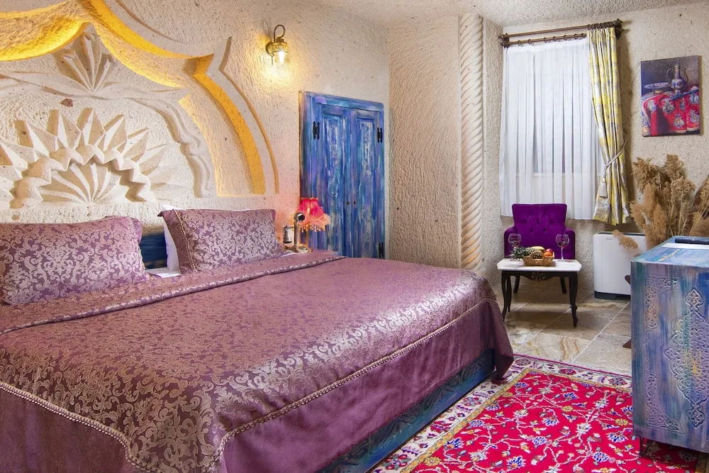 Deluxe Cave Suite