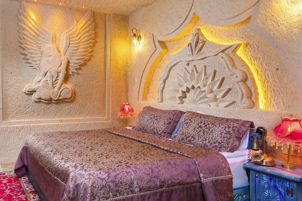 Deluxe Cave Suite
