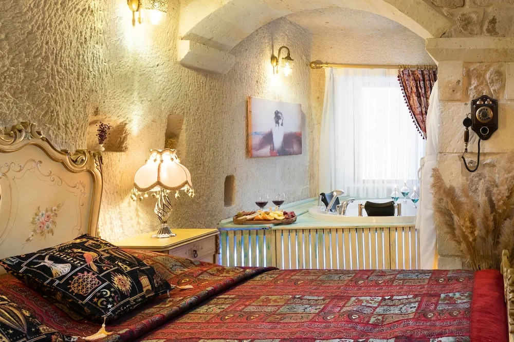 Deluxe Cave Suite