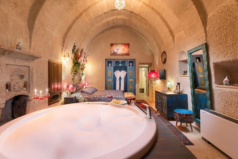 Deluxe Cave Suite