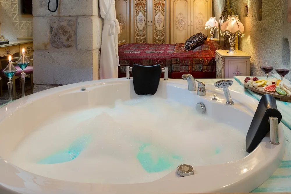 Deluxe Cave Suite