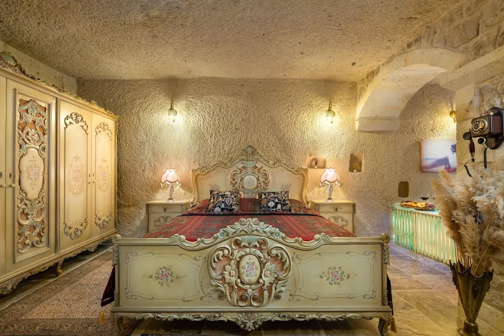 Deluxe Cave Suite