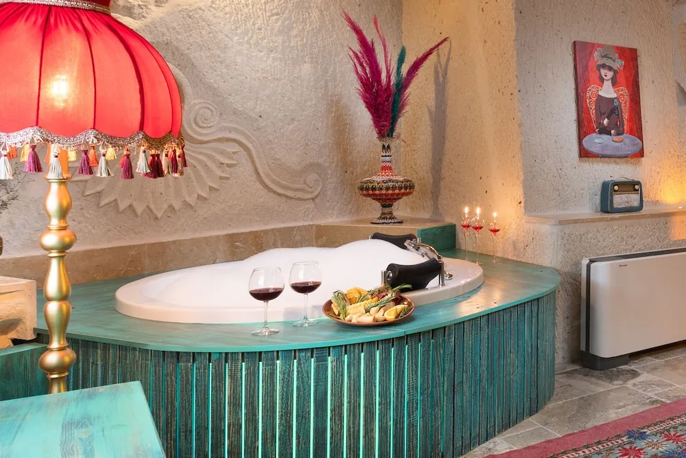 Deluxe Cave Suite