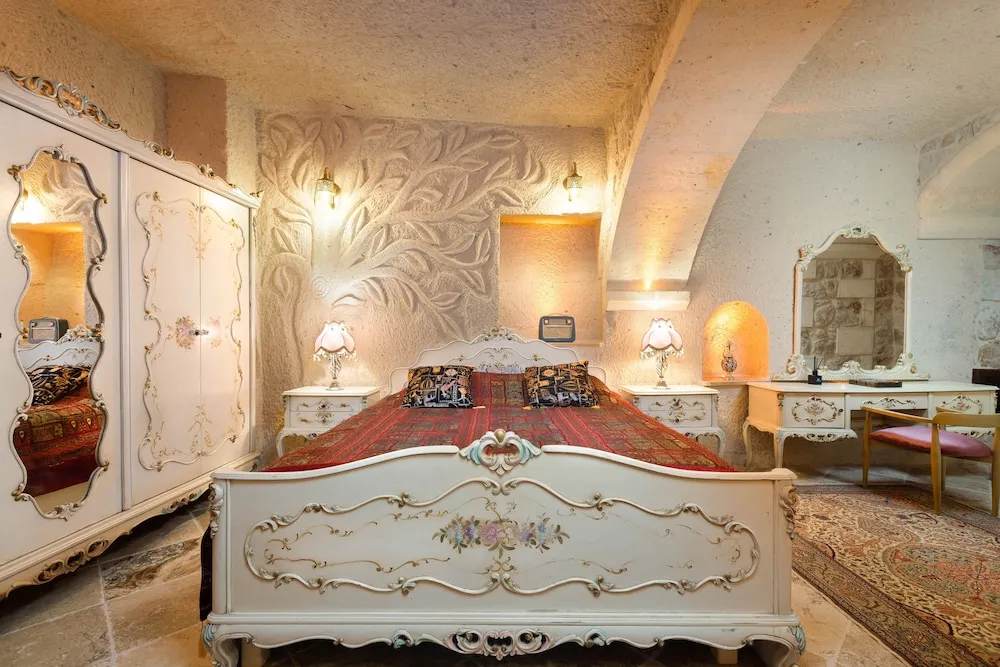 Deluxe Cave Suite