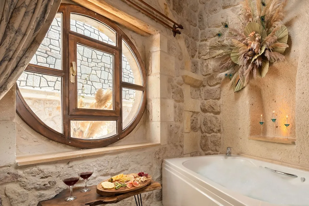 Deluxe Cave Suite