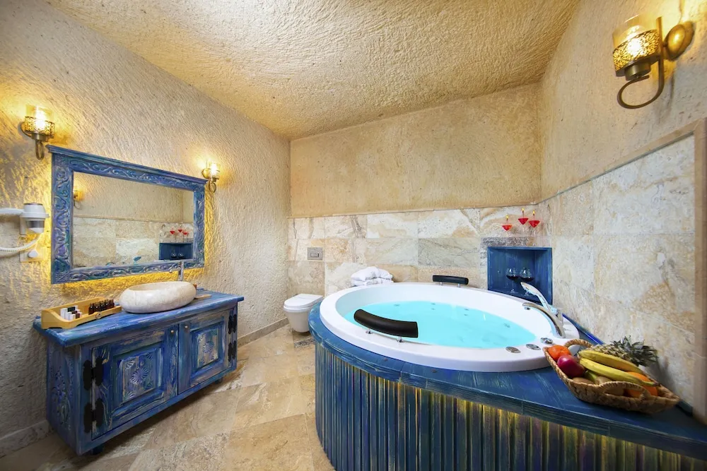 Deluxe Cave Suite