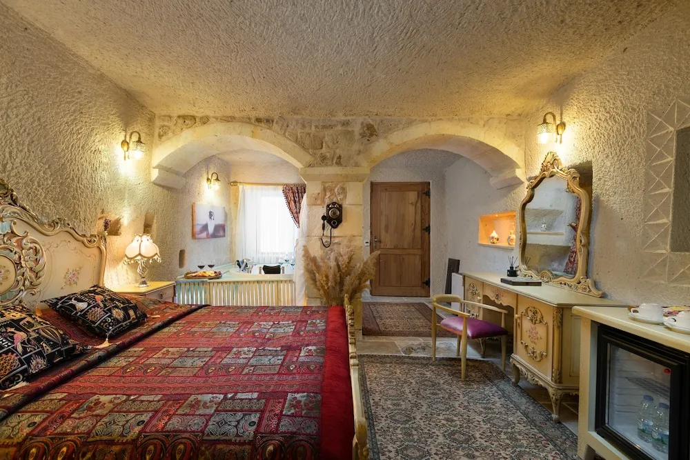 Deluxe Cave Suite