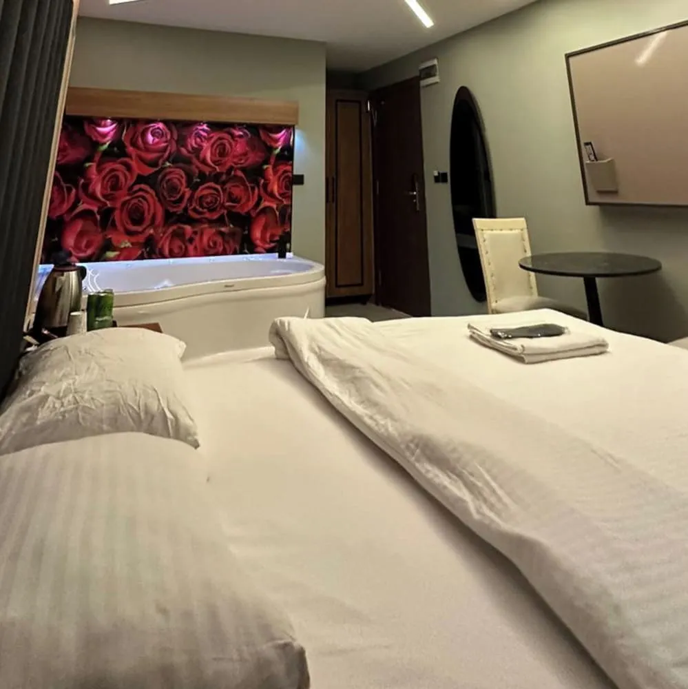 Romantic Tek Büyük Yataklı Oda
