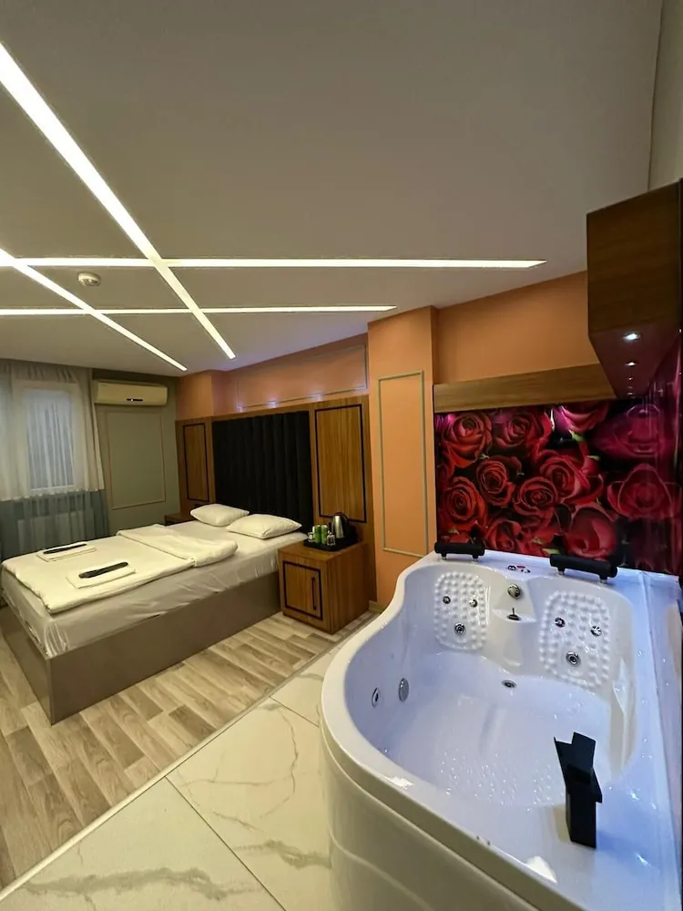 Romantic Tek Büyük Yataklı Oda