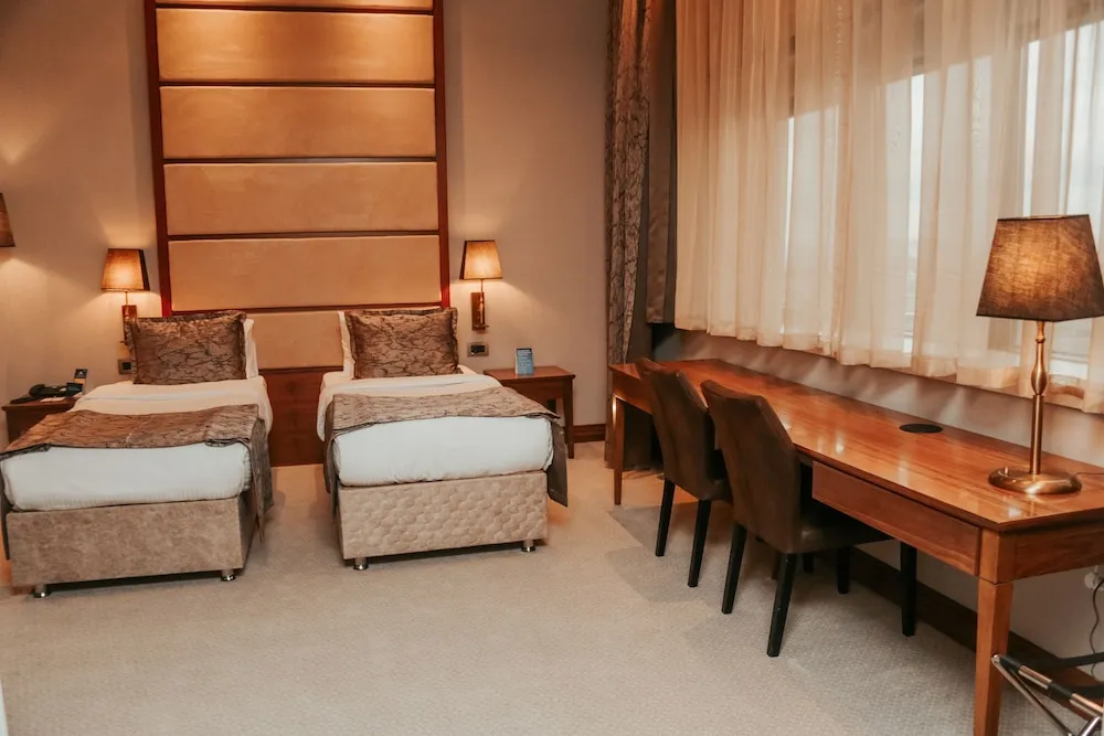 Oda, 2 Tek Kişilik Yatak, Şehir Manzaralı