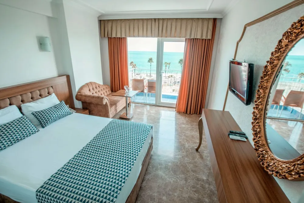 Tek Büyük veya İki Ayrı Yataklı Oda, Kısmi Deniz Manzaralı