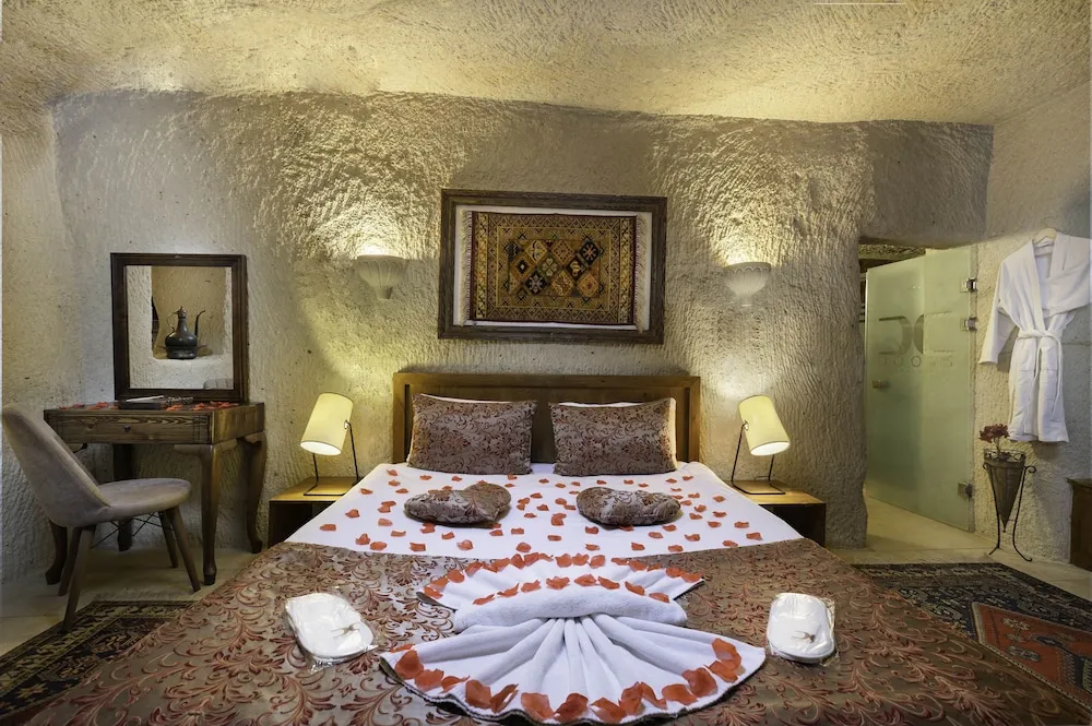 111 King Cave Suit with Jacuzzi