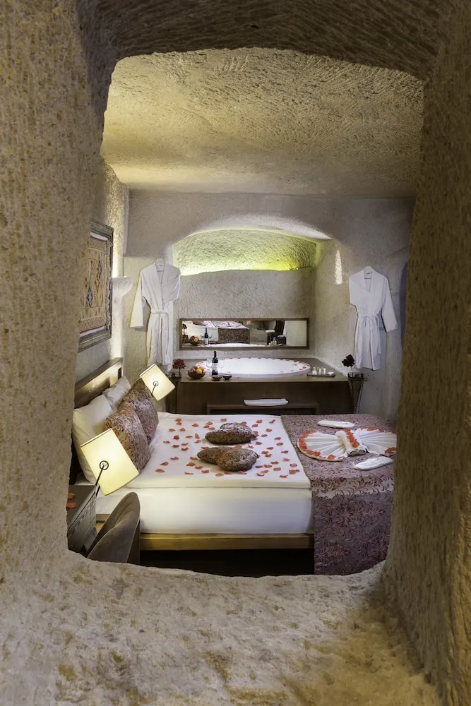 111 King Cave Suit with Jacuzzi