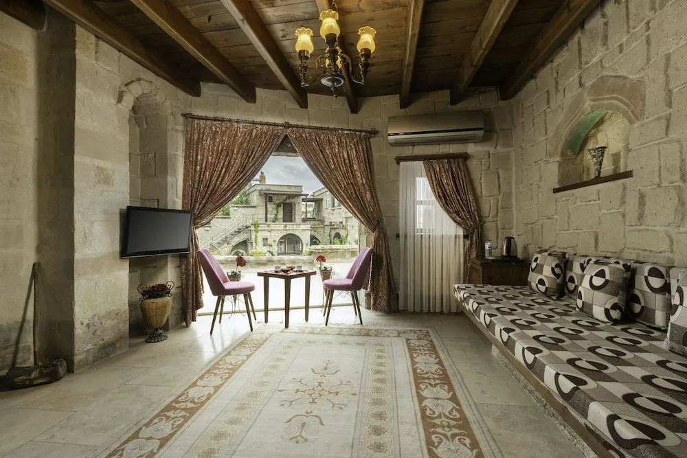 111 King Cave Suit with Jacuzzi
