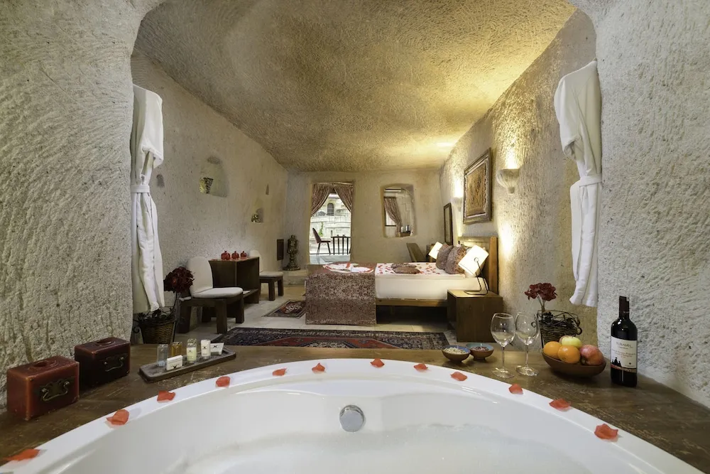 111 King Cave Suit with Jacuzzi