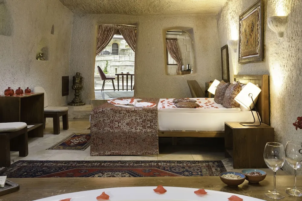 111 King Cave Suit with Jacuzzi