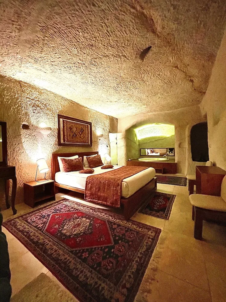 111 King Cave Suit with Jacuzzi