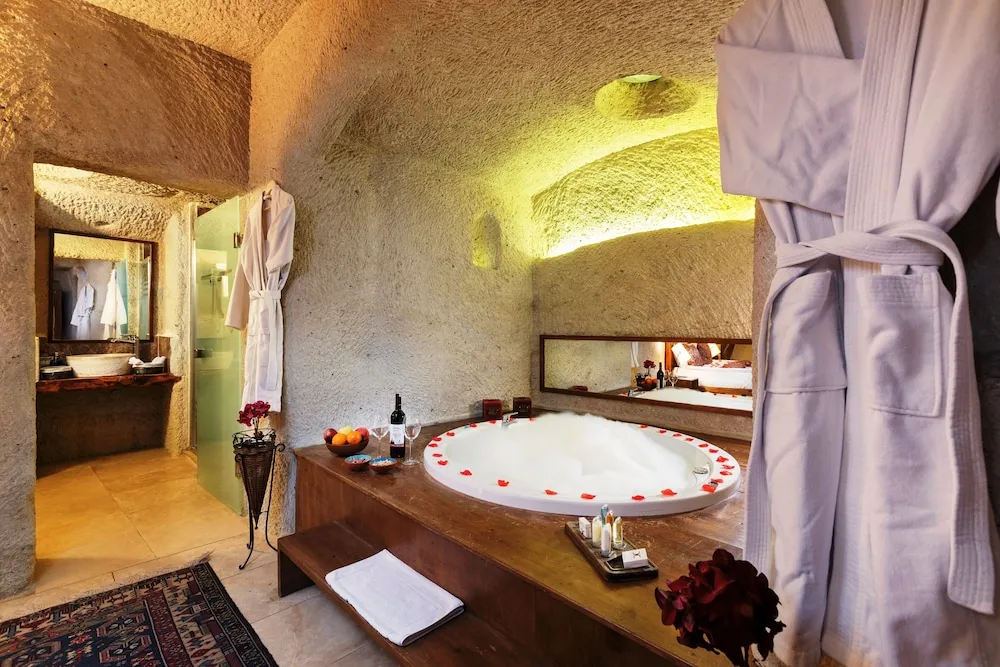 111 King Cave Suit with Jacuzzi