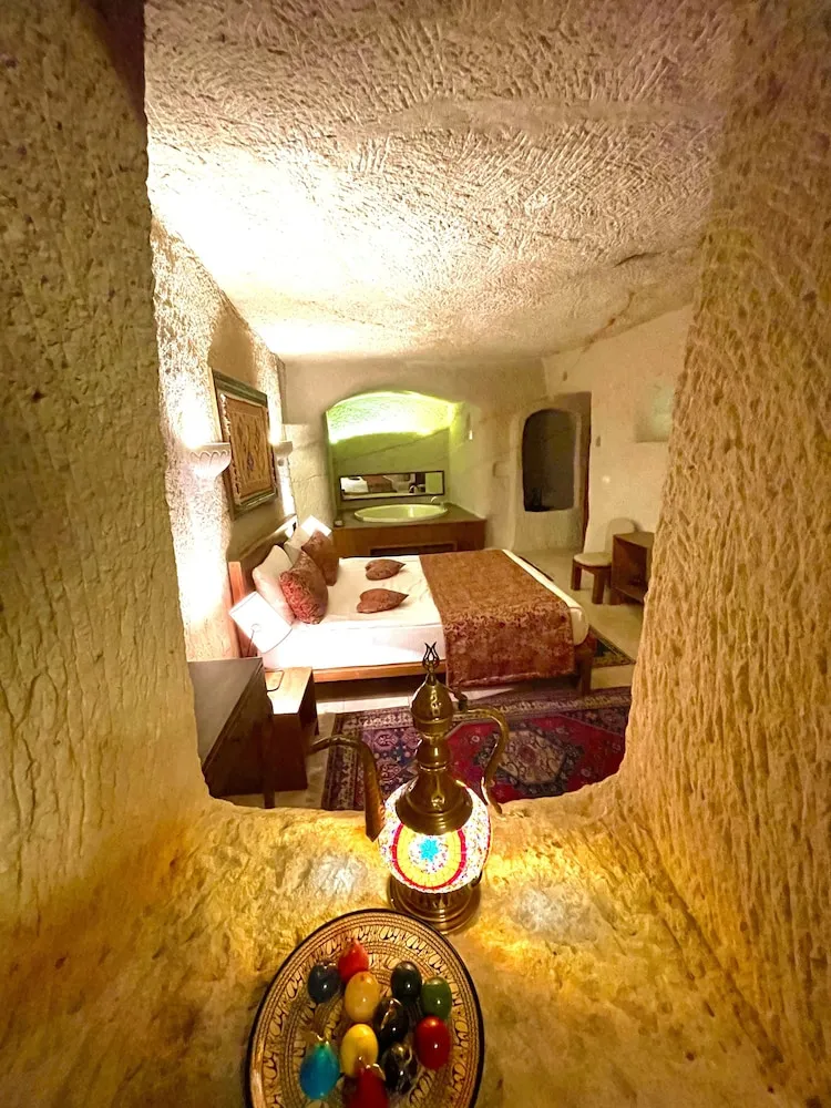 111 King Cave Suit with Jacuzzi