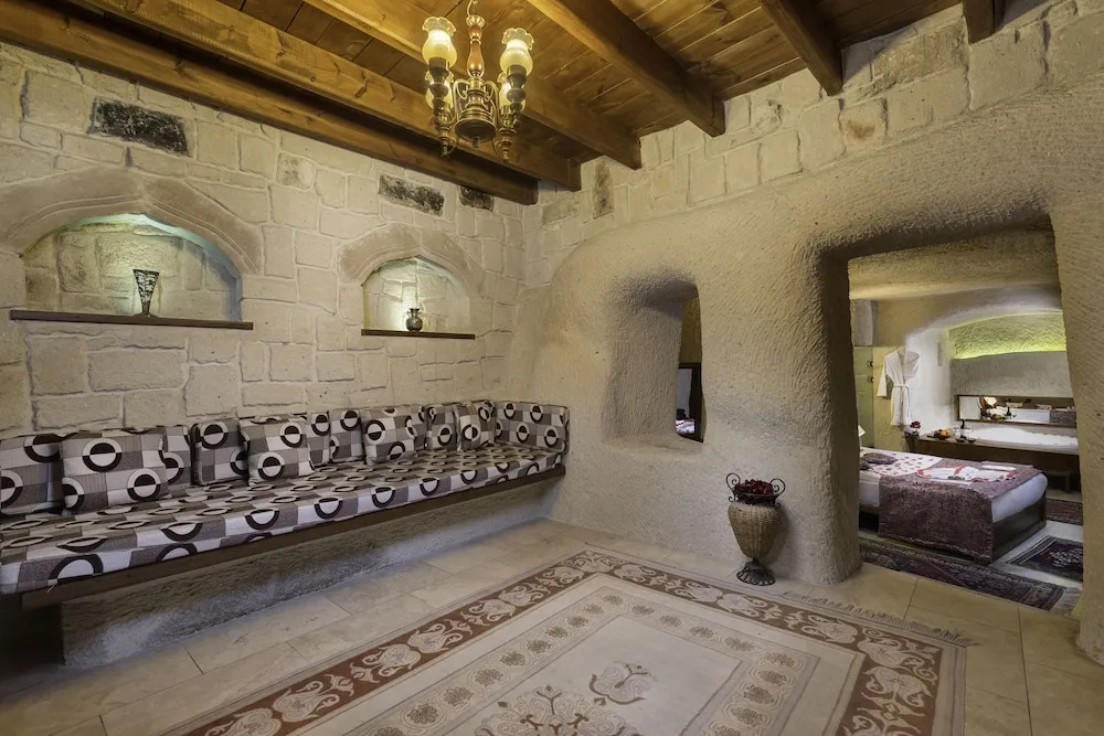 111 King Cave Suit with Jacuzzi