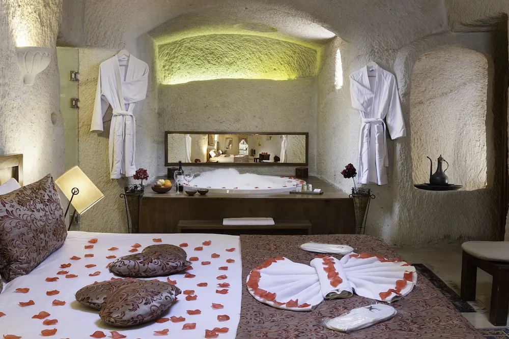 111 King Cave Suit with Jacuzzi