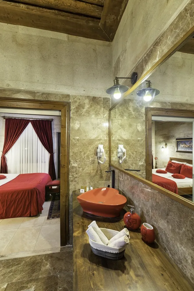 110 Queen Suit with Jacuzzi (Balkony)