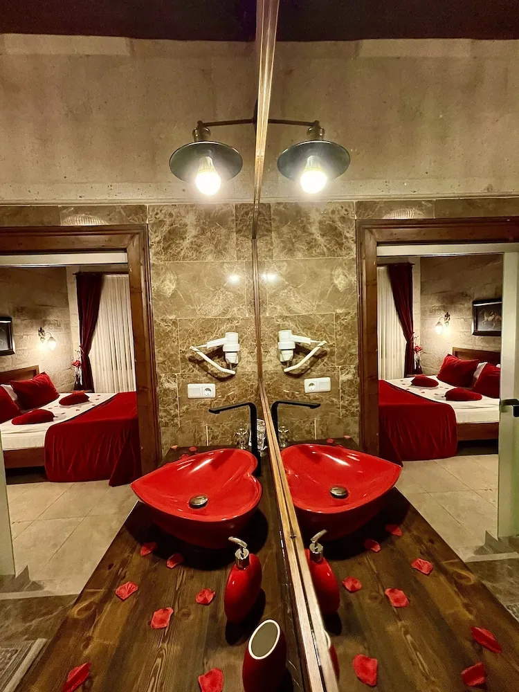 110 Queen Suit with Jacuzzi (Balkony)