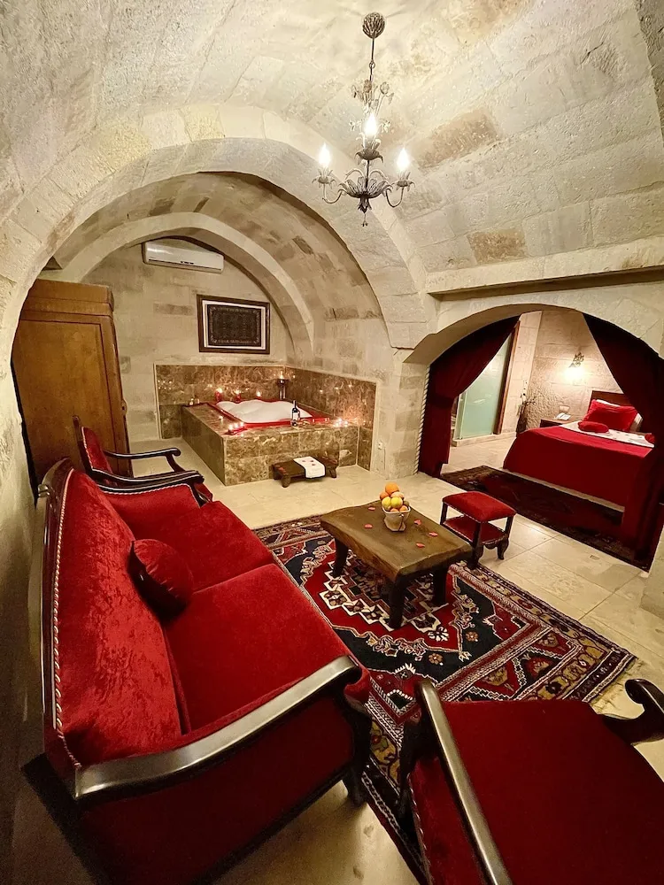 110 Queen Suit with Jacuzzi (Balkony)