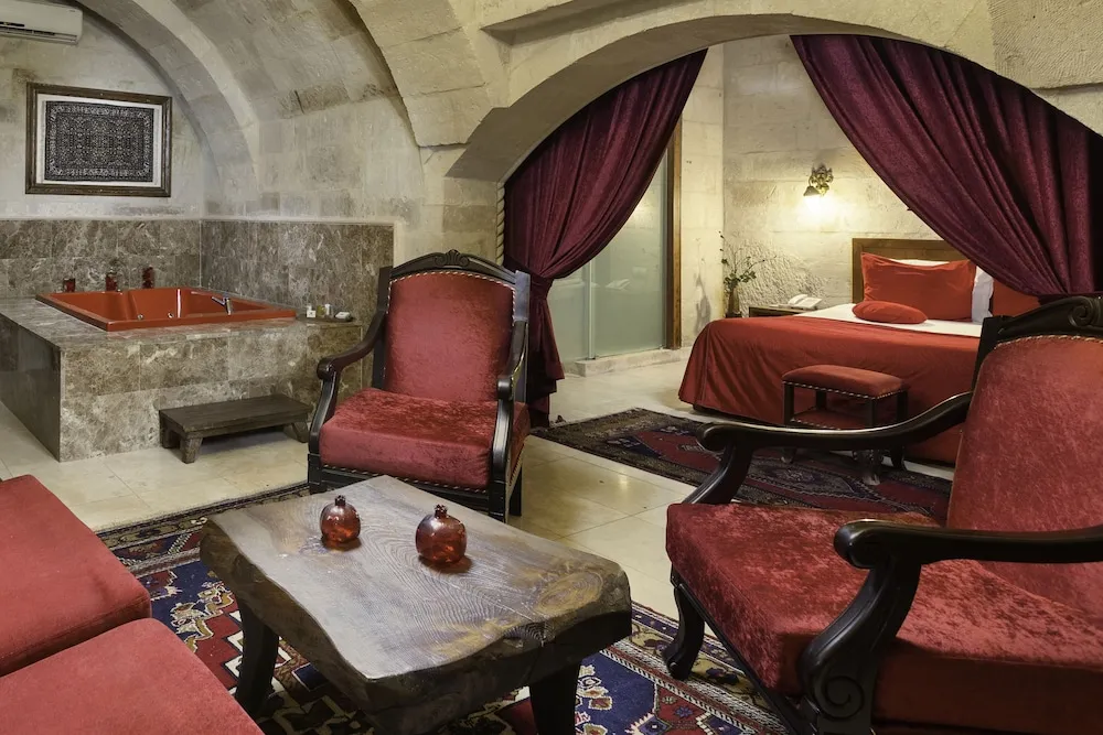 110 Queen Suit with Jacuzzi (Balkony)