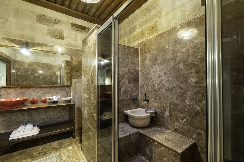 110 Queen Suit with Jacuzzi (Balkony)