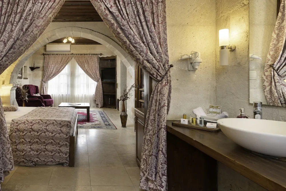 105 King Suit with Jacuzzi (Topfloor)