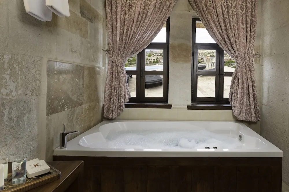 105 King Suit with Jacuzzi (Topfloor)