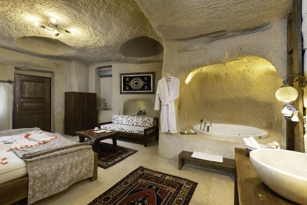 113 Junior Cave Suit with Jacuzzi