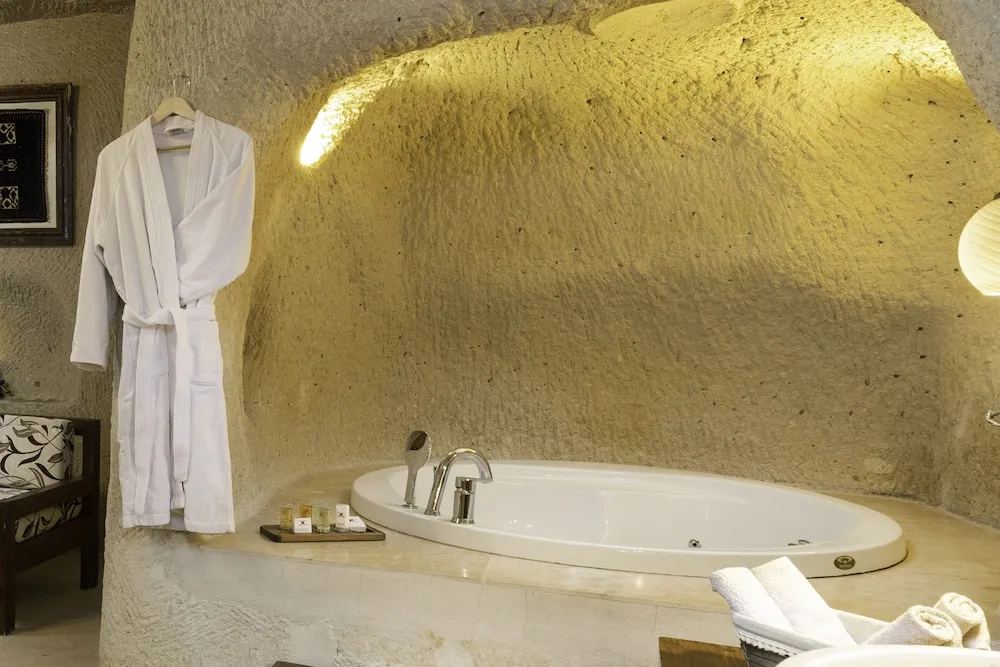 113 Junior Cave Suit with Jacuzzi