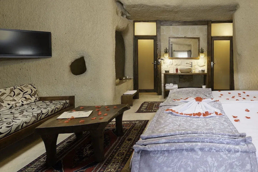 113 Junior Cave Suit with Jacuzzi