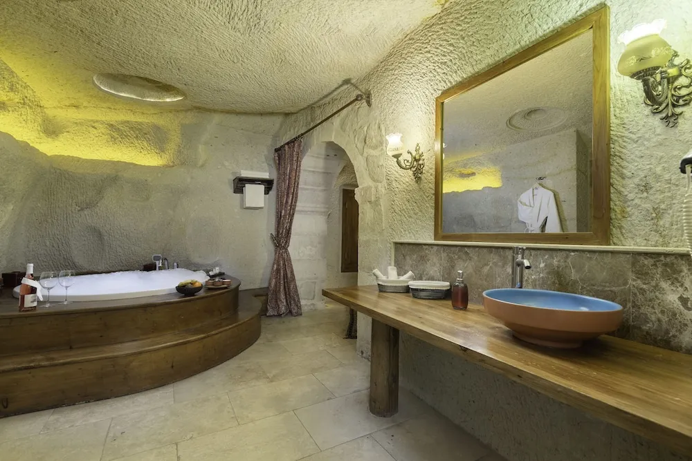 112 King Cave Suit with Jacuzzi